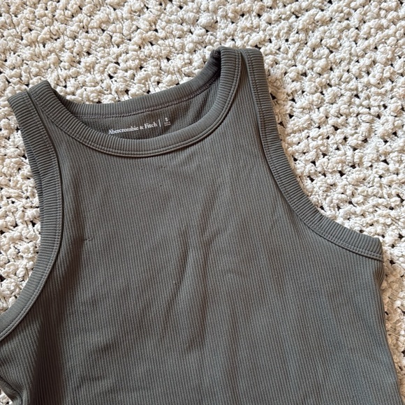 🍃 Abercrombie Seamless Rib Fabric High-Neck Bodysuit in Olive 🍃 - Picture 3 of 7